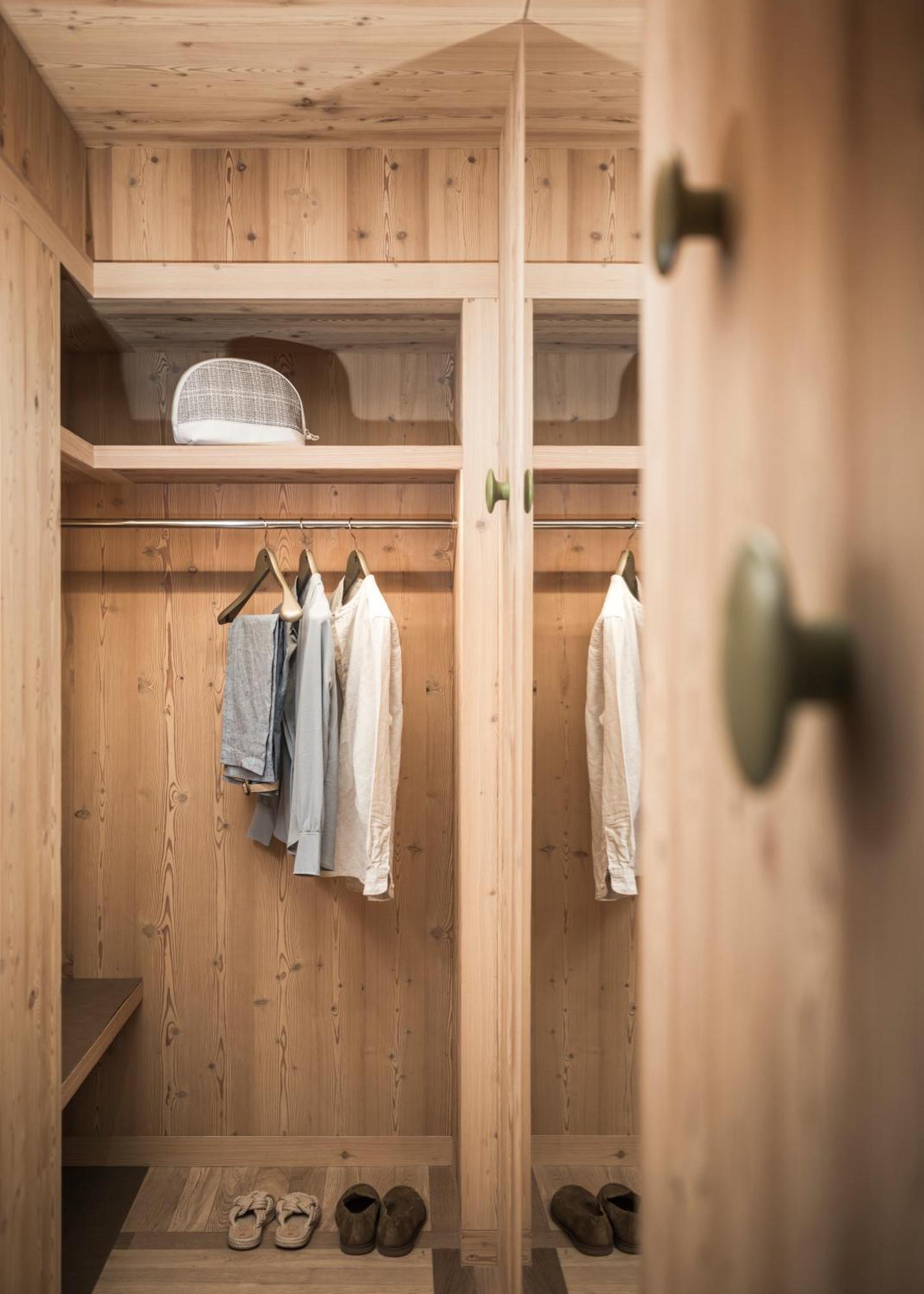 Falkensteiner Hotel Kronplatz - The Leading Hotels Of The World (Adults Only) Рисконе Стая снимка A wardrobe