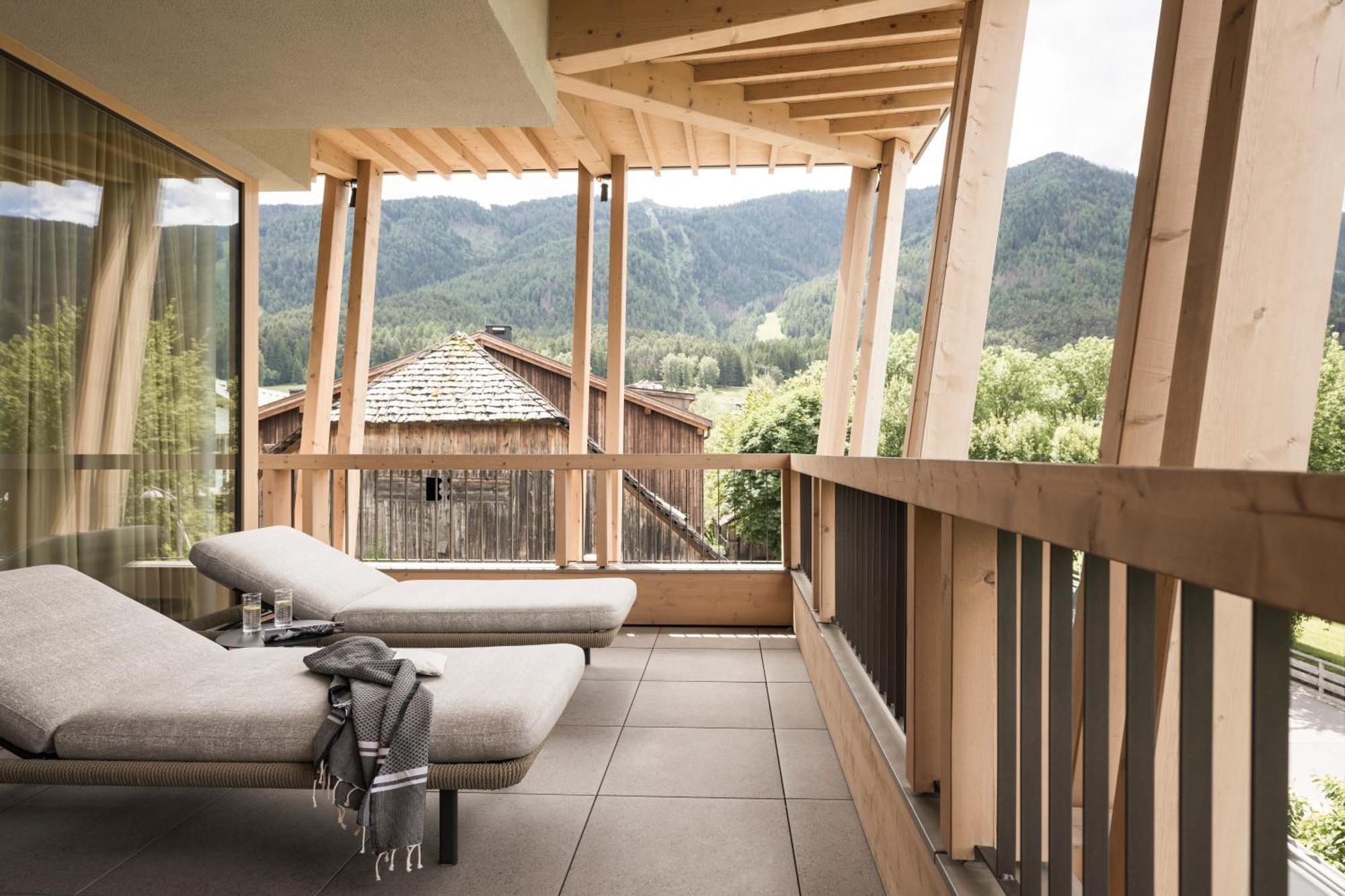 Falkensteiner Hotel Kronplatz - The Leading Hotels Of The World (Adults Only) Рисконе Екстериор снимка The balcony of a suite