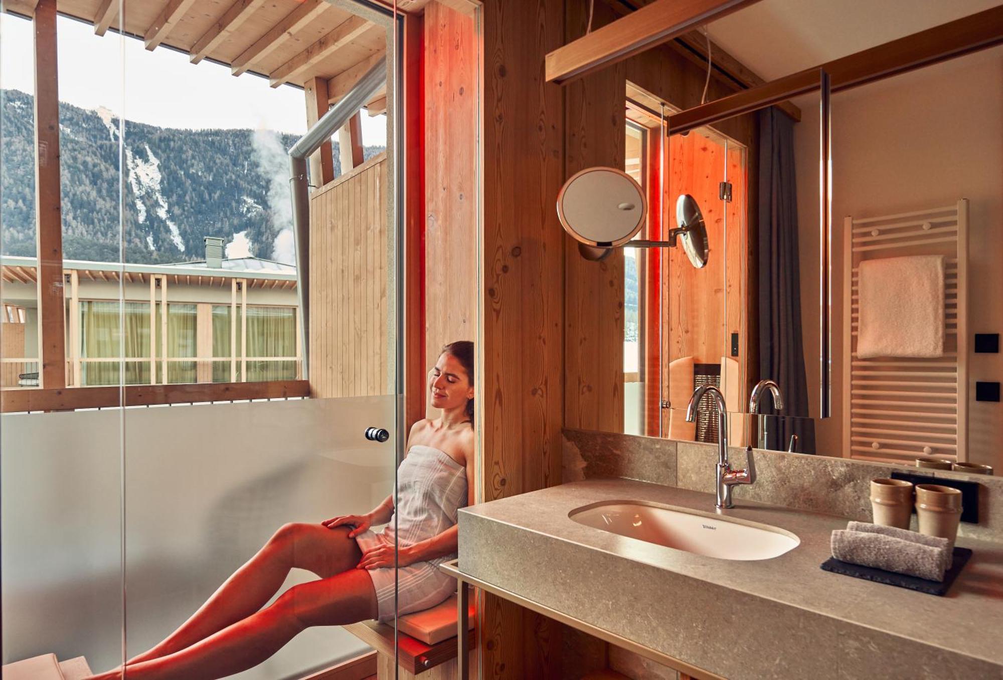 Falkensteiner Hotel Kronplatz - The Leading Hotels Of The World (Adults Only) Рисконе Стая снимка A woman in a shower